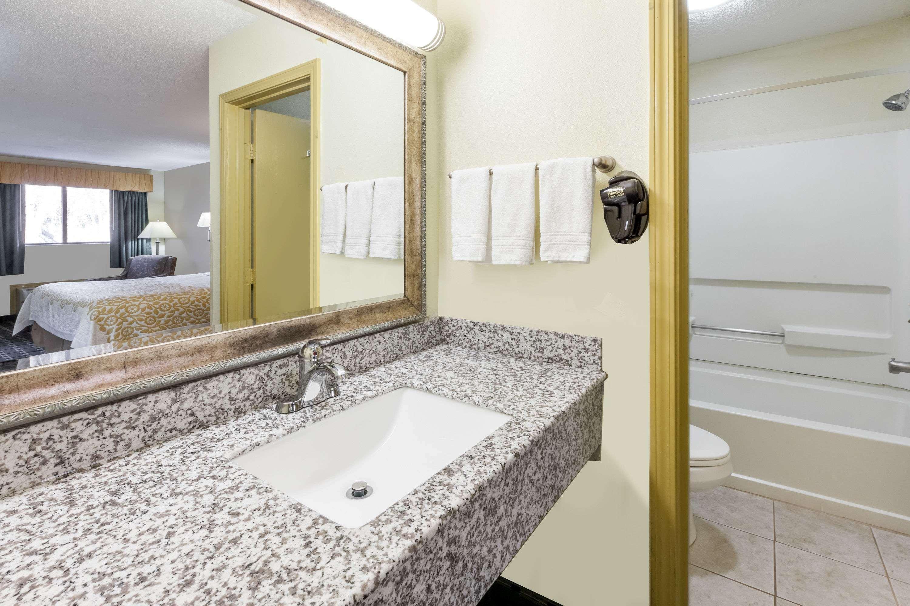 Days Inn By Wyndham Kent - Akron Esterno foto